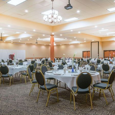 Ramada By Wyndham Des Moines Tropics Resort & Conference Ctr Urbandale Bagian luar foto