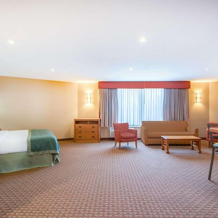 Ramada By Wyndham Des Moines Tropics Resort & Conference Ctr Urbandale Bagian luar foto