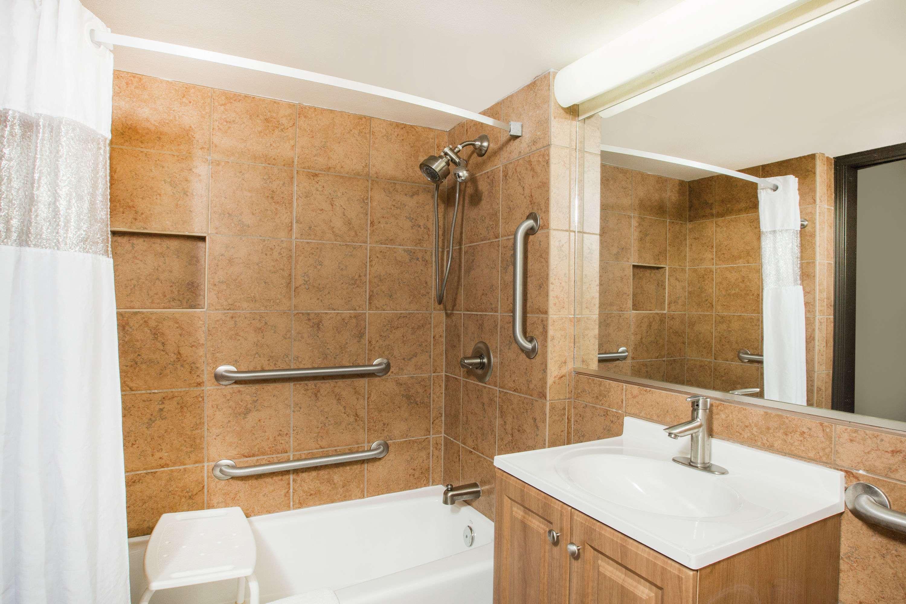 Ramada By Wyndham Des Moines Tropics Resort & Conference Ctr Urbandale Bagian luar foto