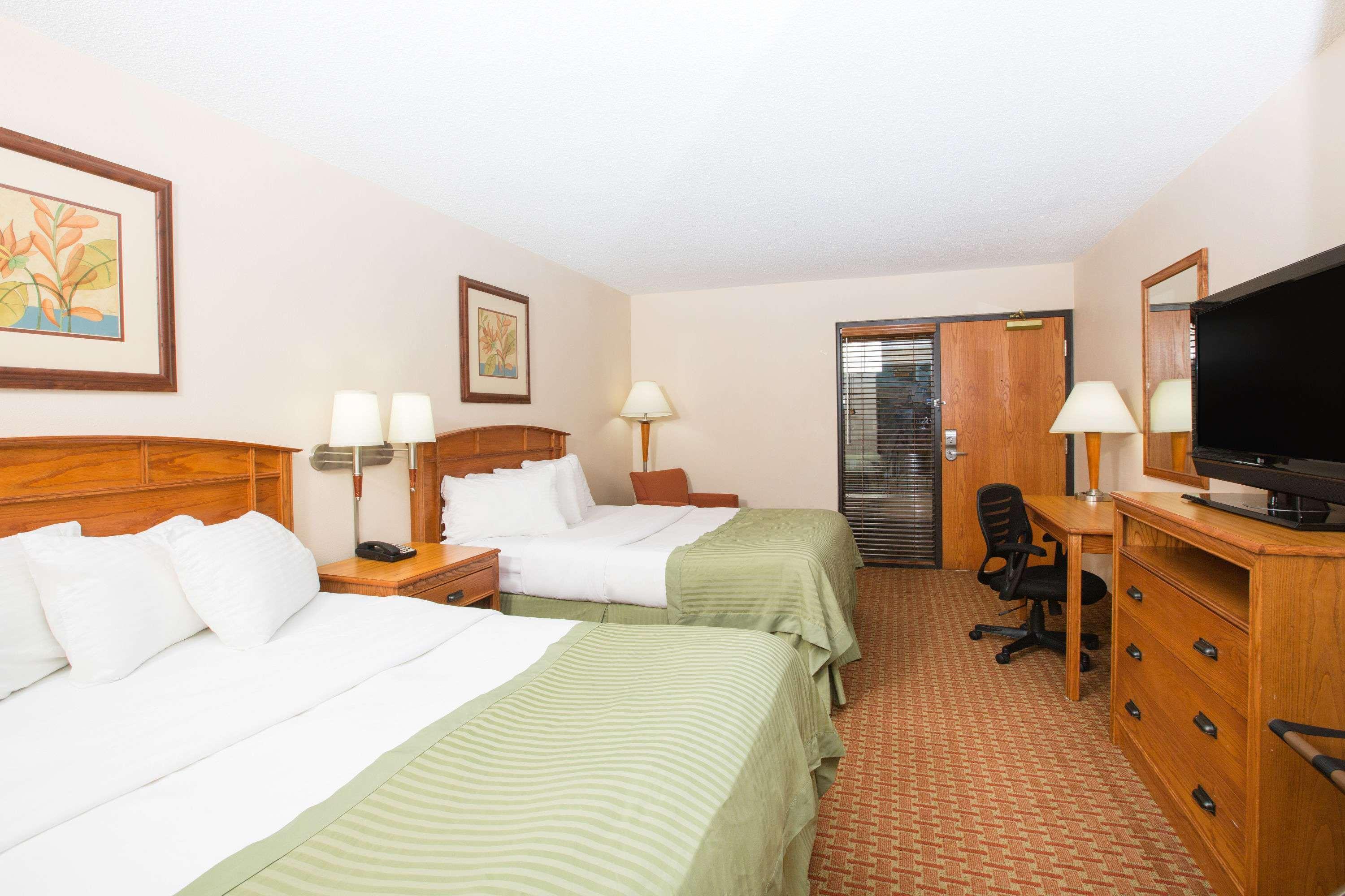 Ramada By Wyndham Des Moines Tropics Resort & Conference Ctr Urbandale Bagian luar foto