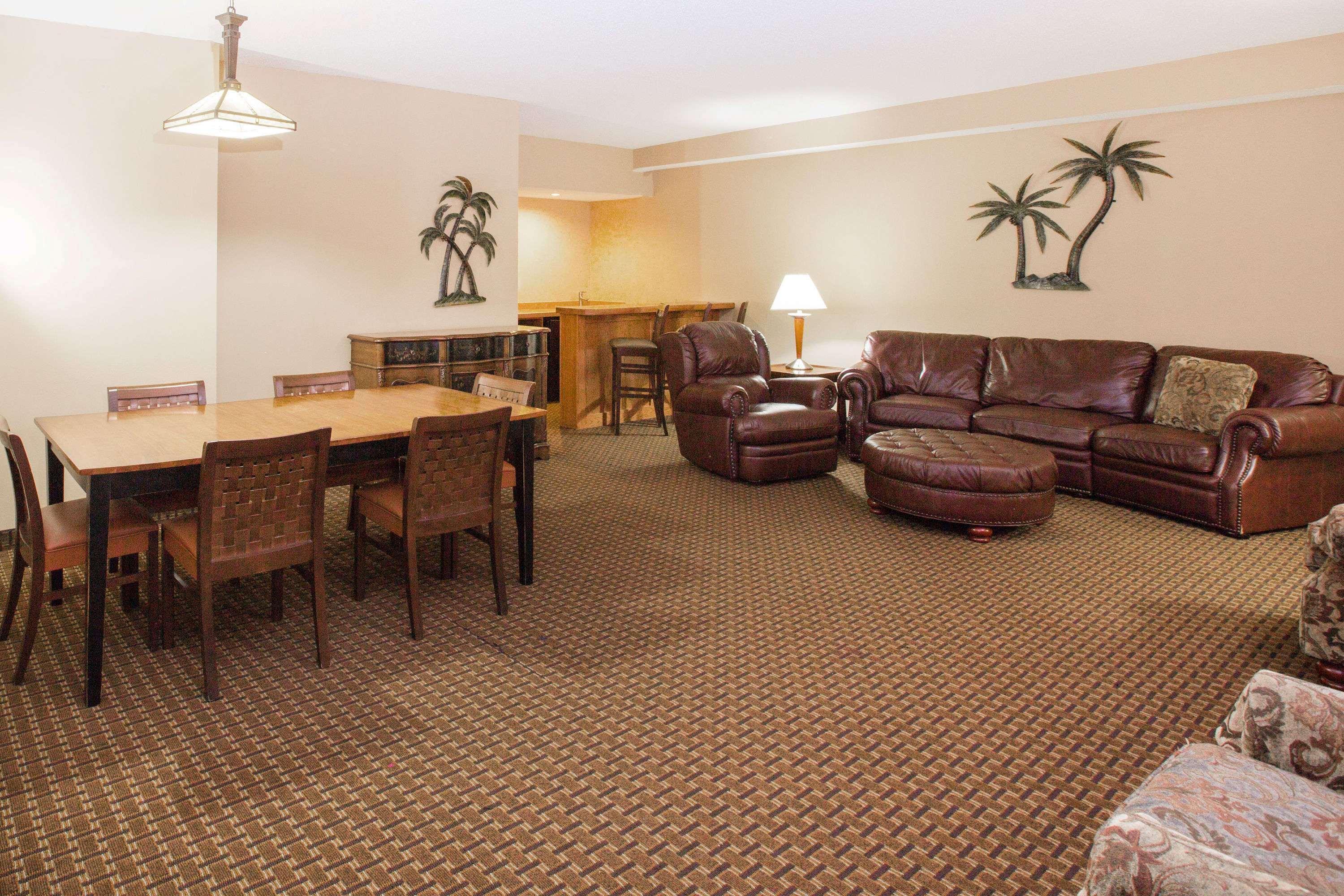 Ramada By Wyndham Des Moines Tropics Resort & Conference Ctr Urbandale Bagian luar foto