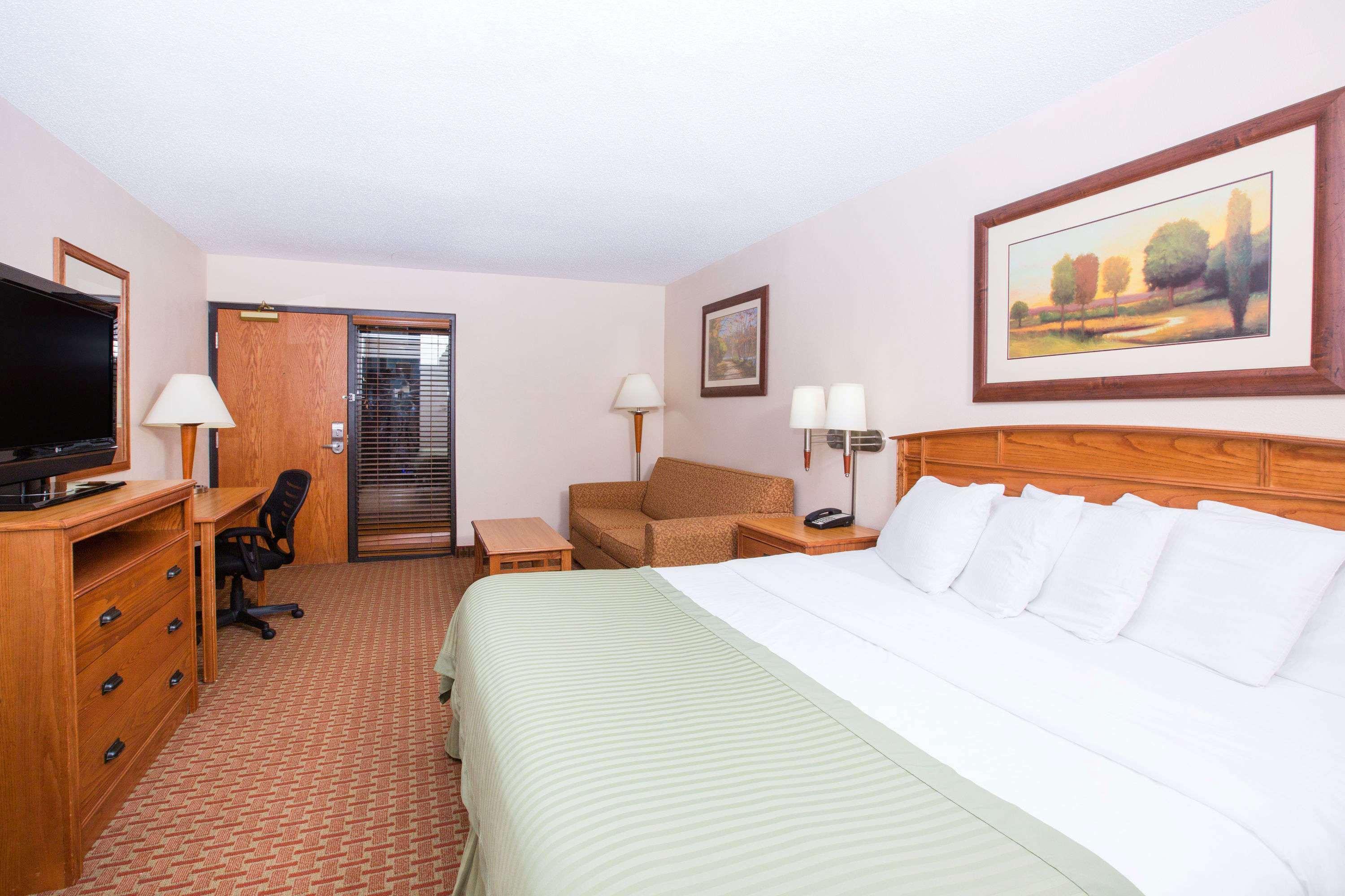 Ramada By Wyndham Des Moines Tropics Resort & Conference Ctr Urbandale Bagian luar foto