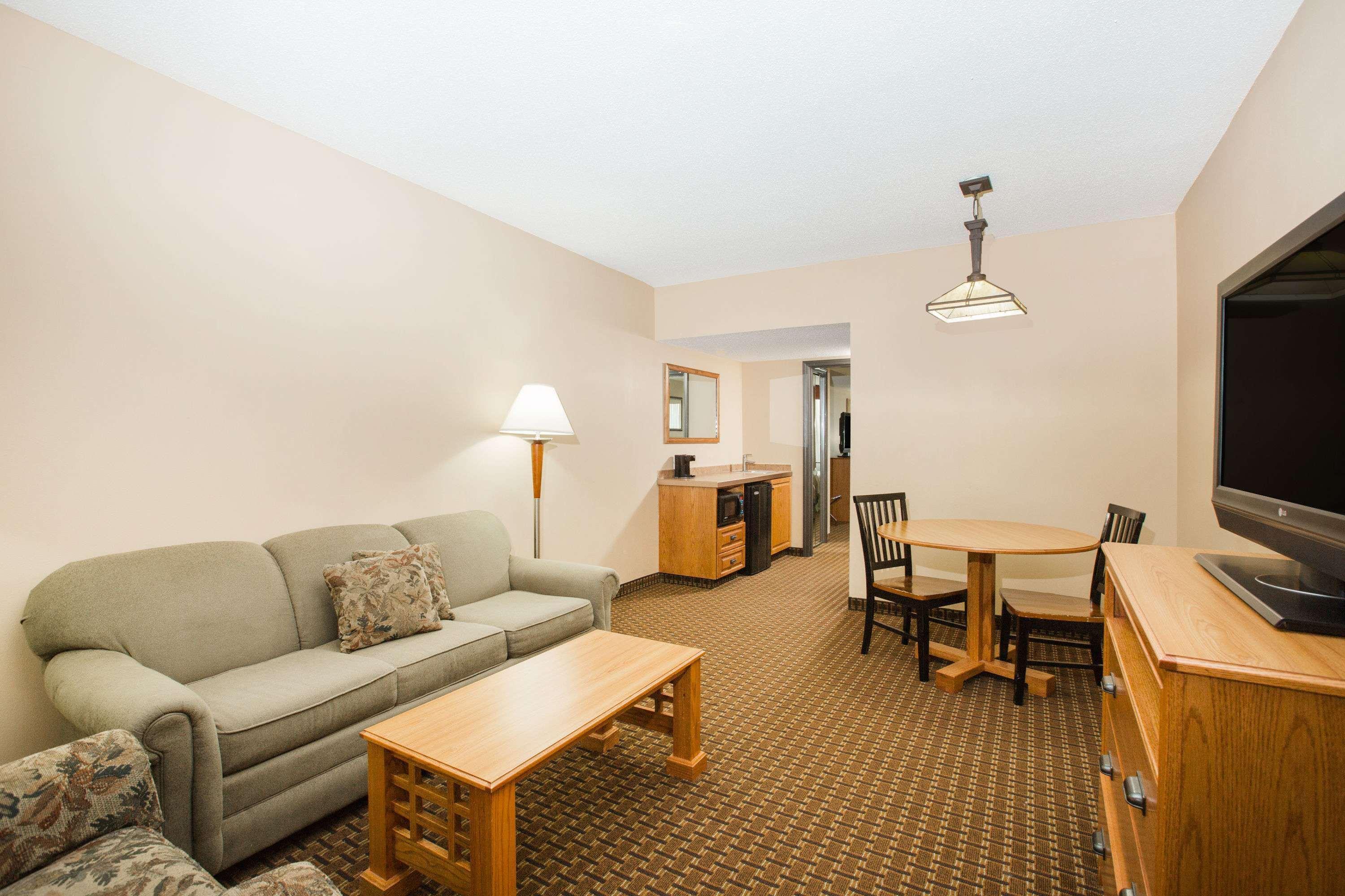 Ramada By Wyndham Des Moines Tropics Resort & Conference Ctr Urbandale Bagian luar foto