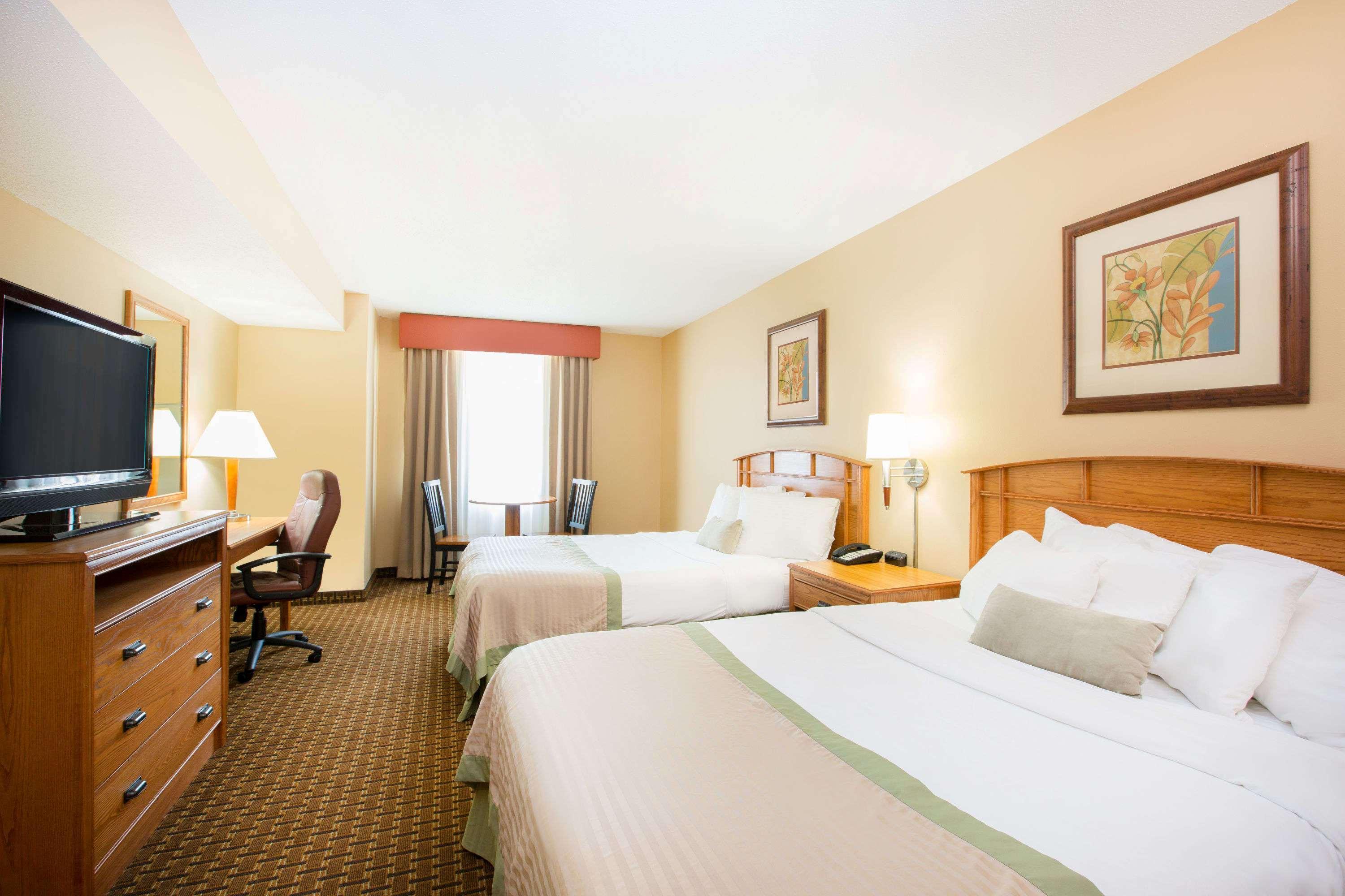 Ramada By Wyndham Des Moines Tropics Resort & Conference Ctr Urbandale Bagian luar foto