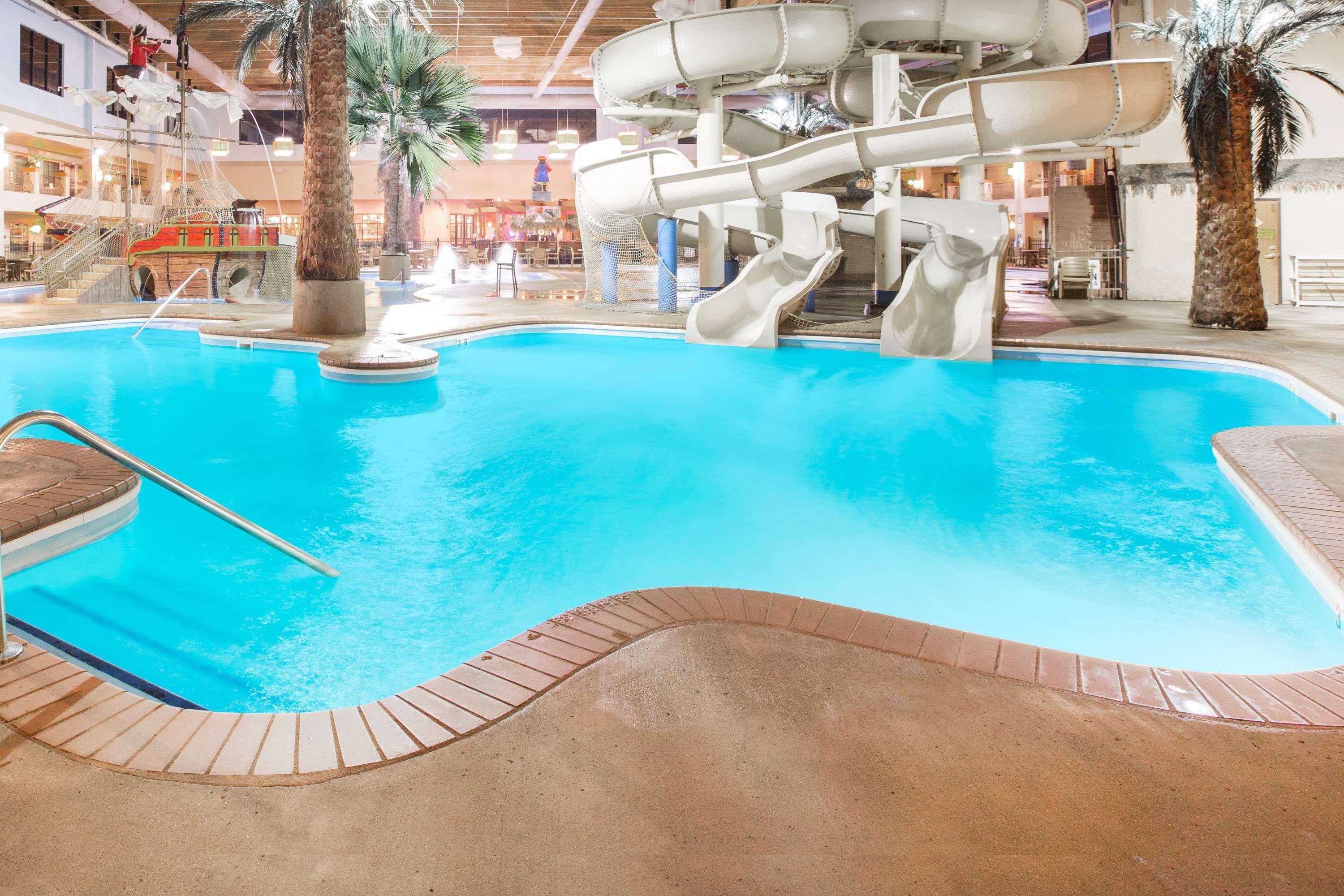 Ramada By Wyndham Des Moines Tropics Resort & Conference Ctr Urbandale Bagian luar foto