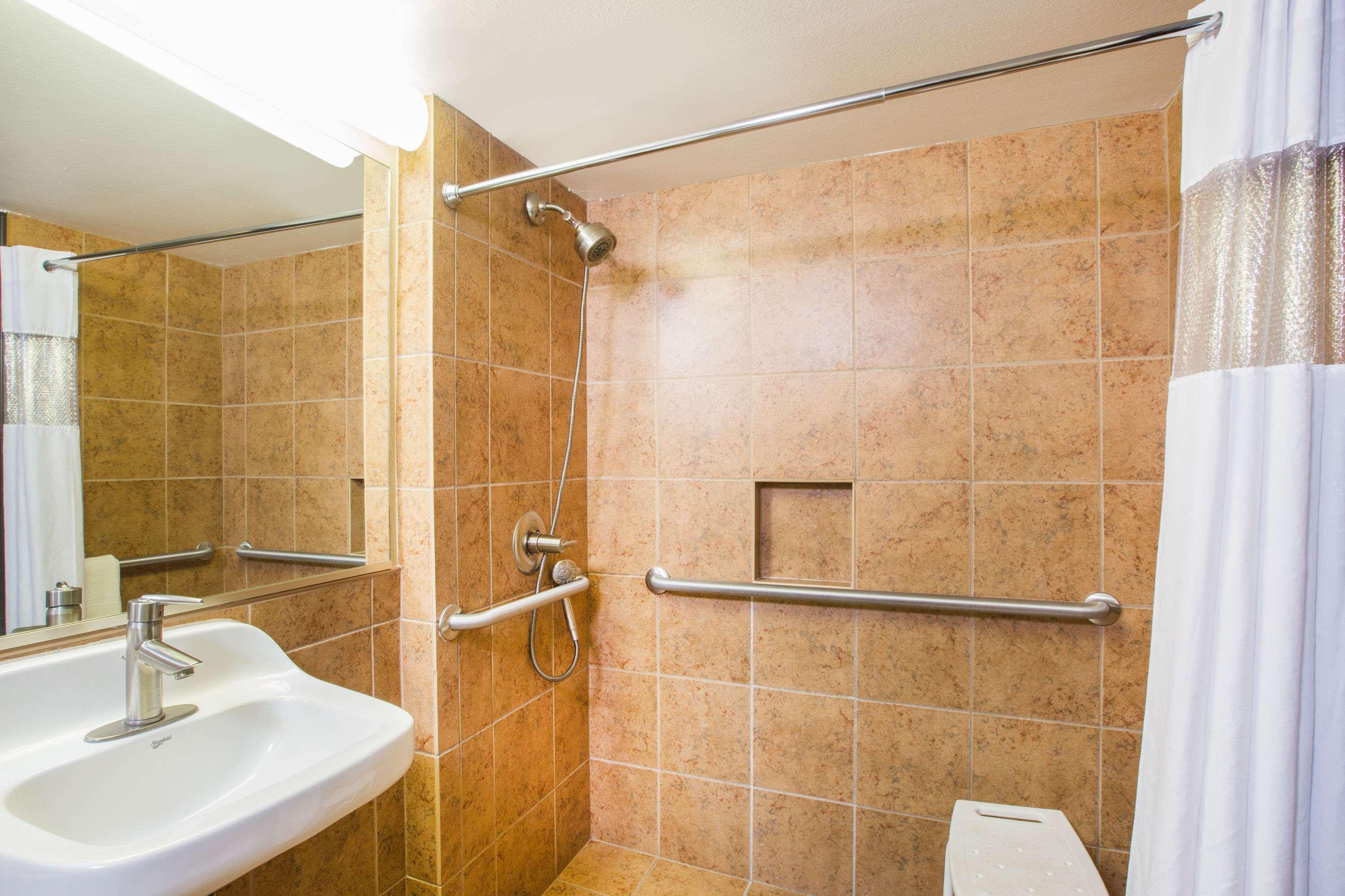 Ramada By Wyndham Des Moines Tropics Resort & Conference Ctr Urbandale Bagian luar foto