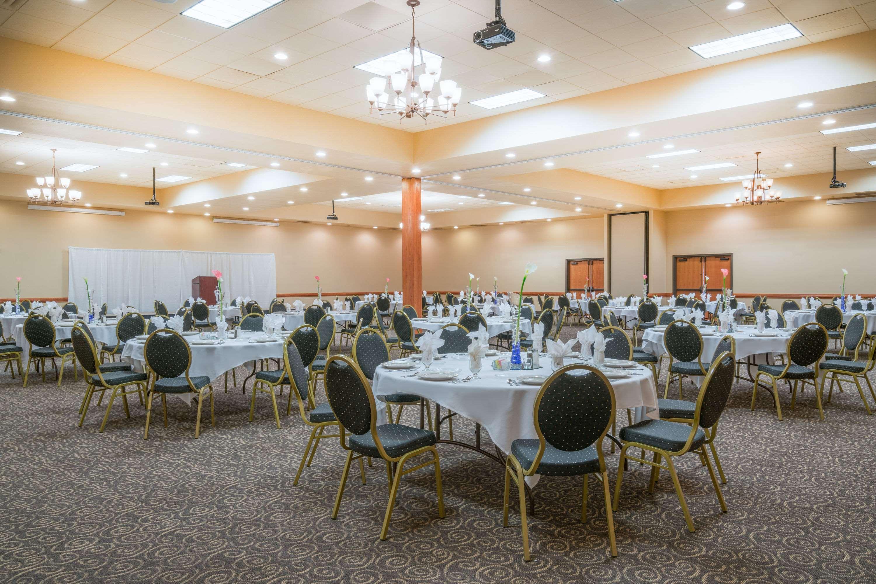 Ramada By Wyndham Des Moines Tropics Resort & Conference Ctr Urbandale Bagian luar foto