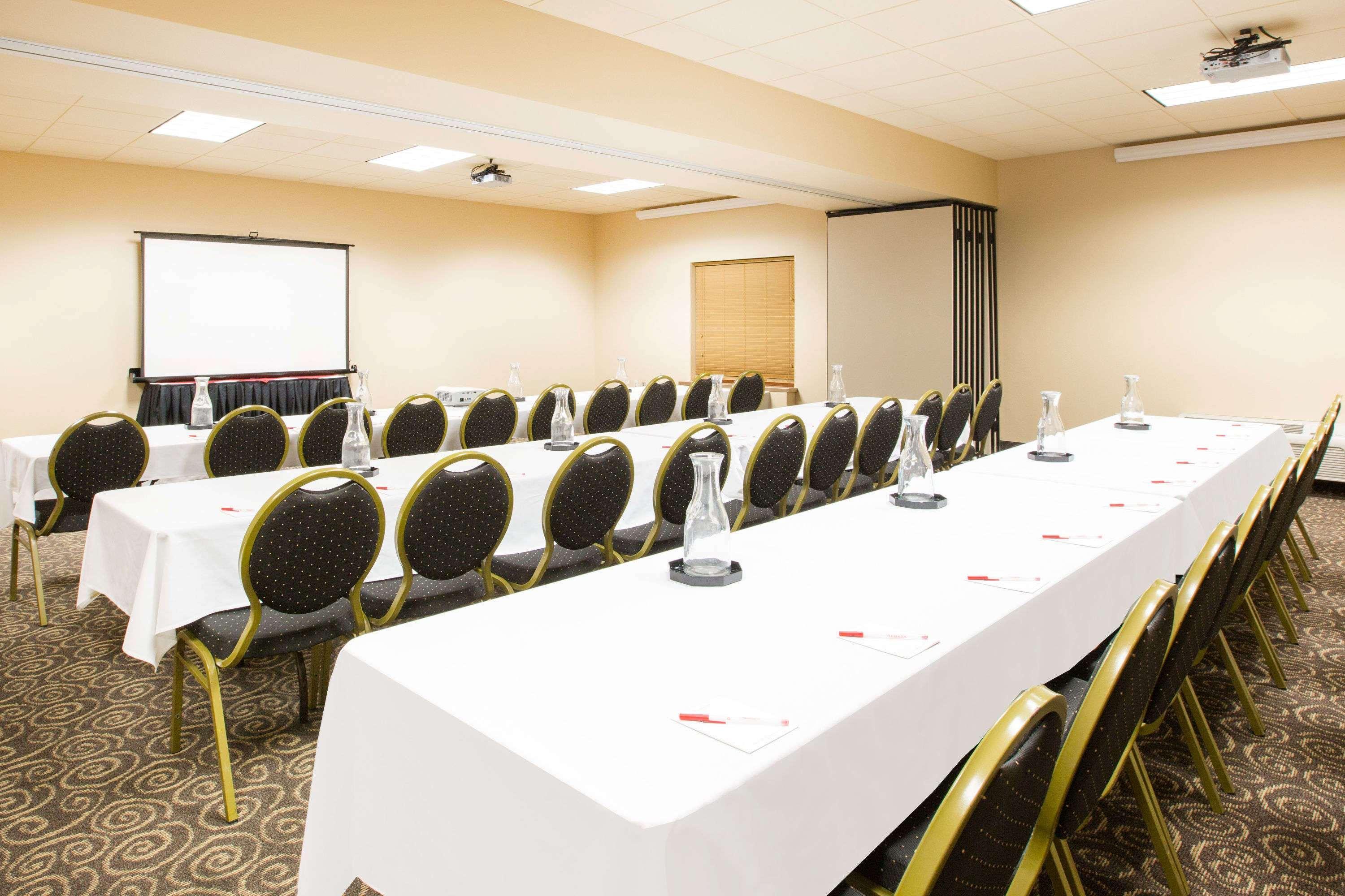 Ramada By Wyndham Des Moines Tropics Resort & Conference Ctr Urbandale Bagian luar foto