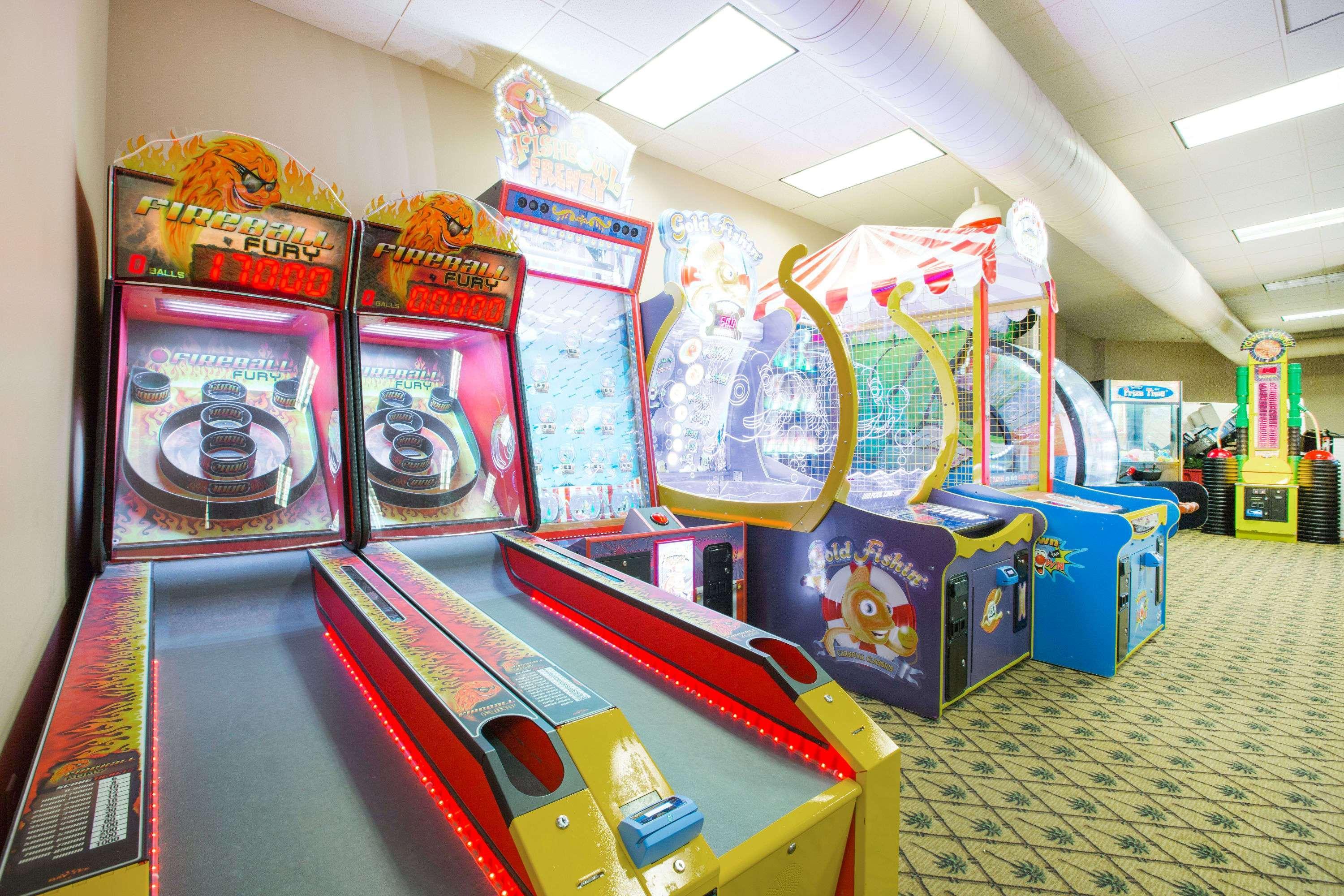 Ramada By Wyndham Des Moines Tropics Resort & Conference Ctr Urbandale Bagian luar foto
