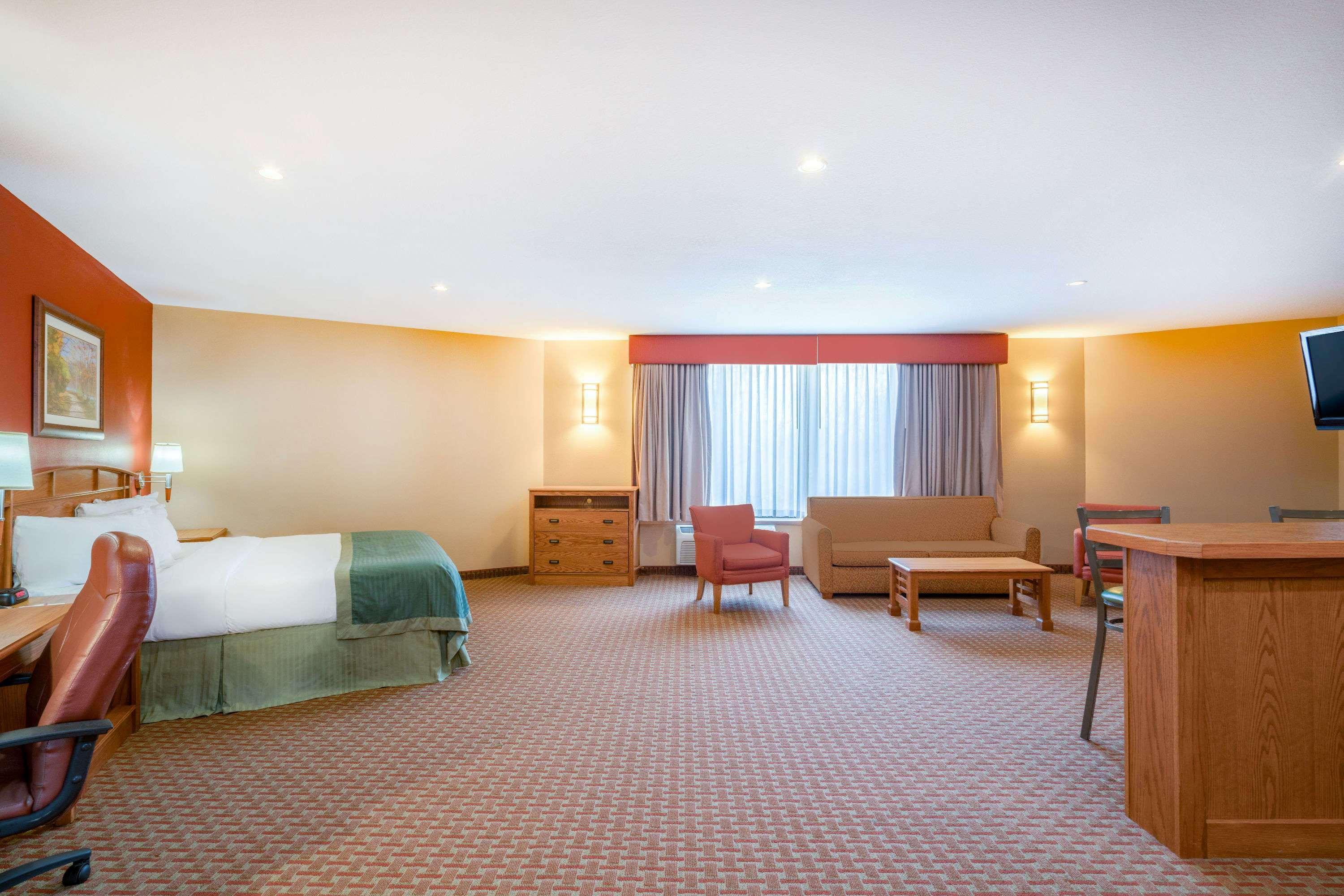 Ramada By Wyndham Des Moines Tropics Resort & Conference Ctr Urbandale Bagian luar foto