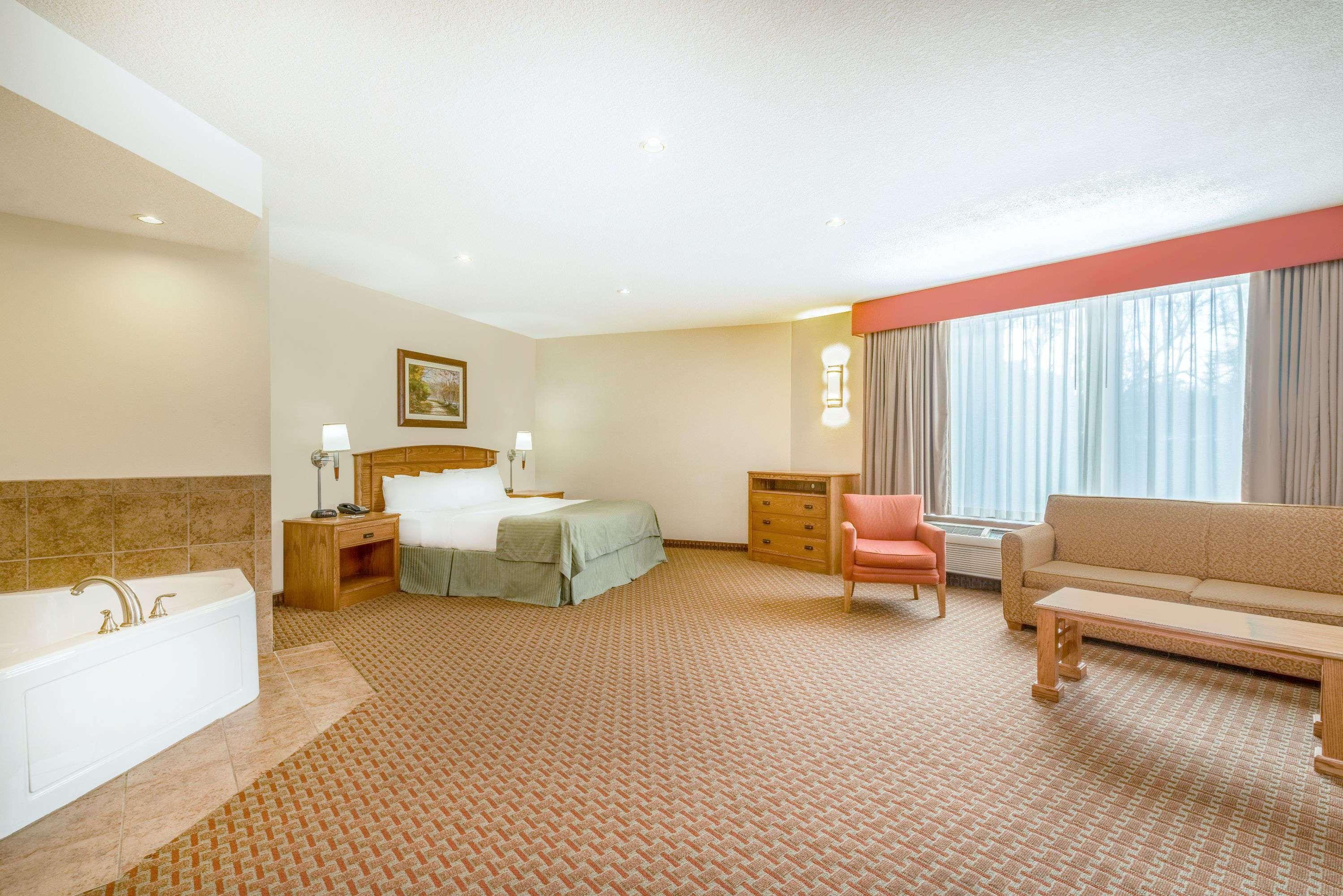 Ramada By Wyndham Des Moines Tropics Resort & Conference Ctr Urbandale Bagian luar foto