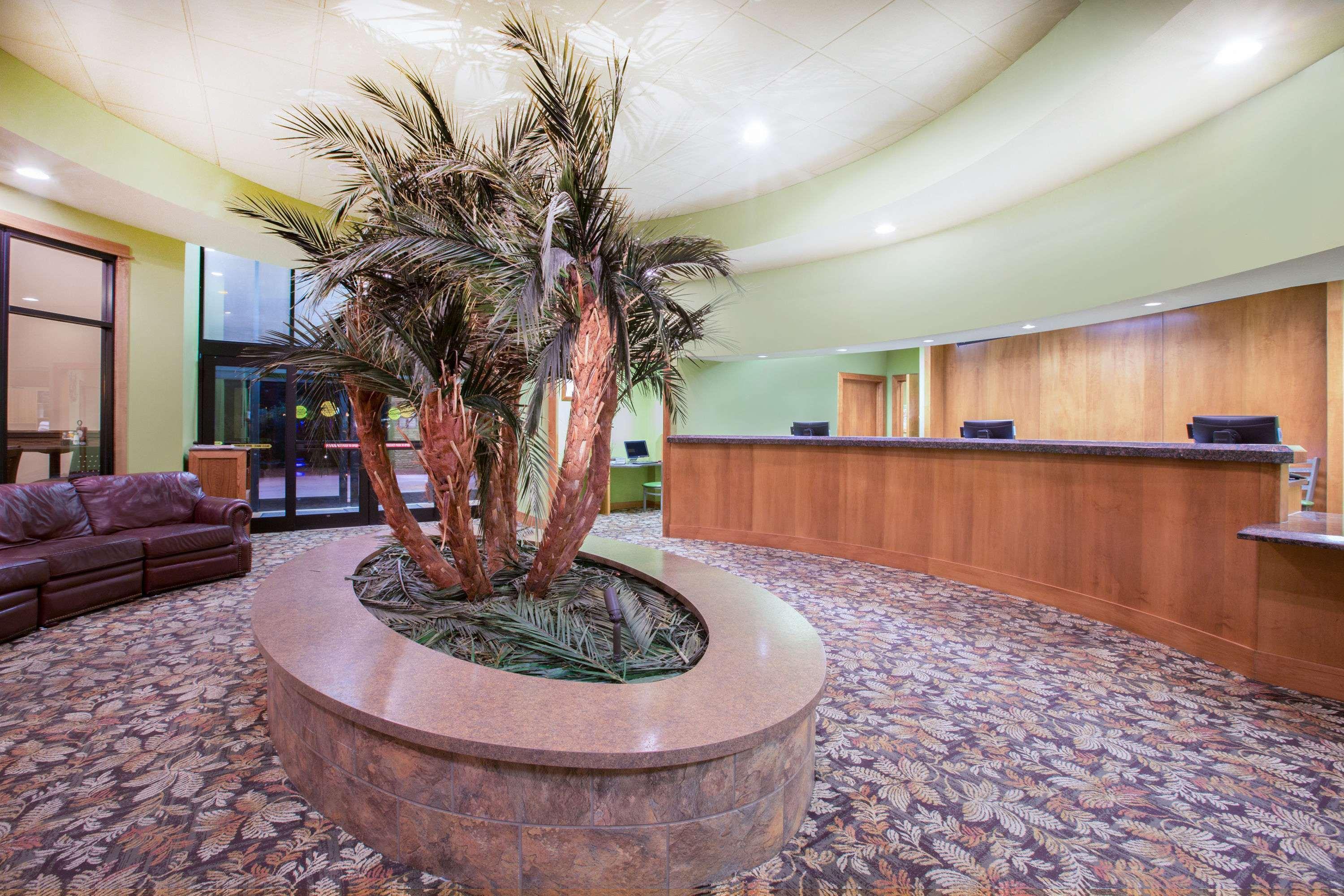 Ramada By Wyndham Des Moines Tropics Resort & Conference Ctr Urbandale Bagian luar foto