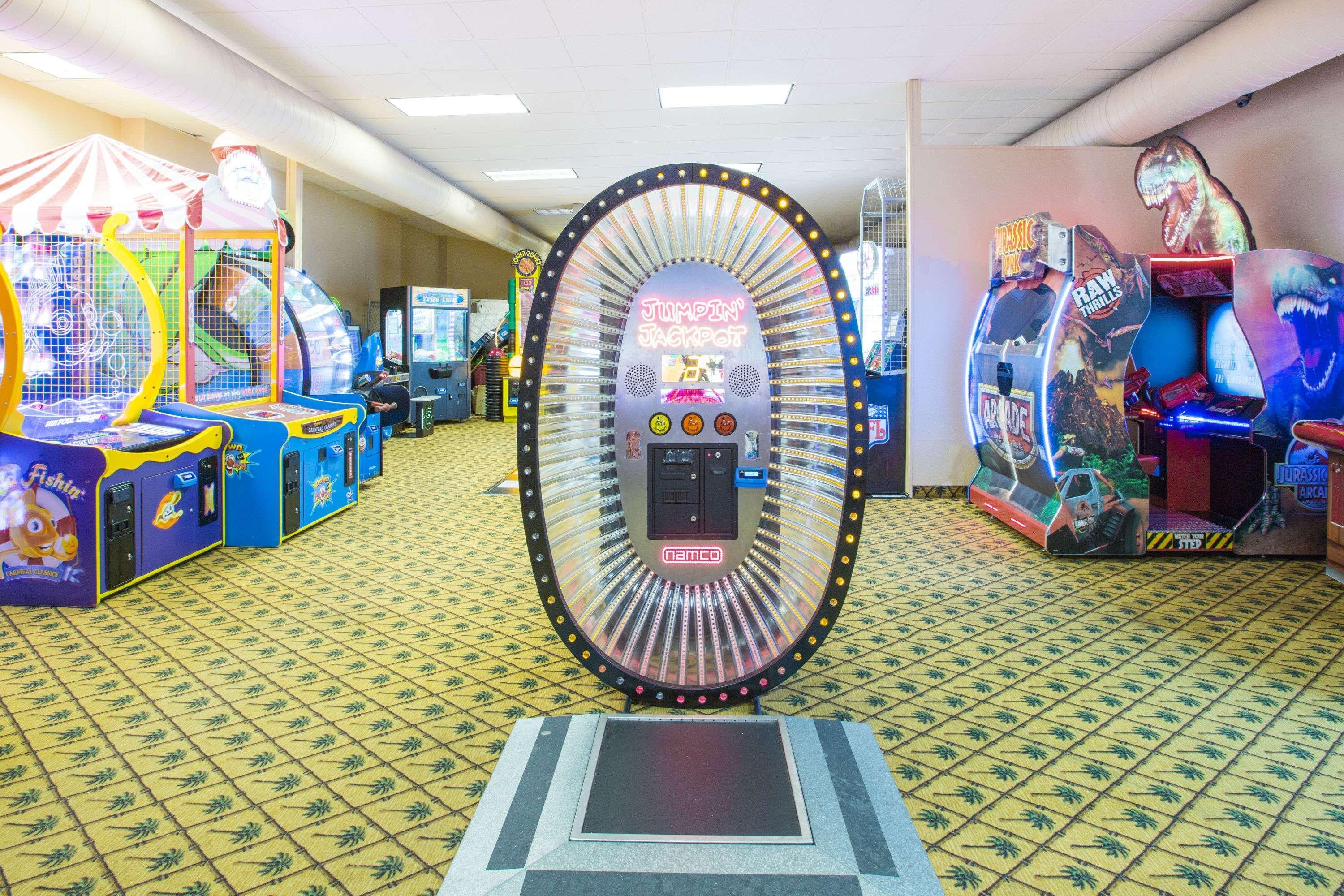 Ramada By Wyndham Des Moines Tropics Resort & Conference Ctr Urbandale Bagian luar foto