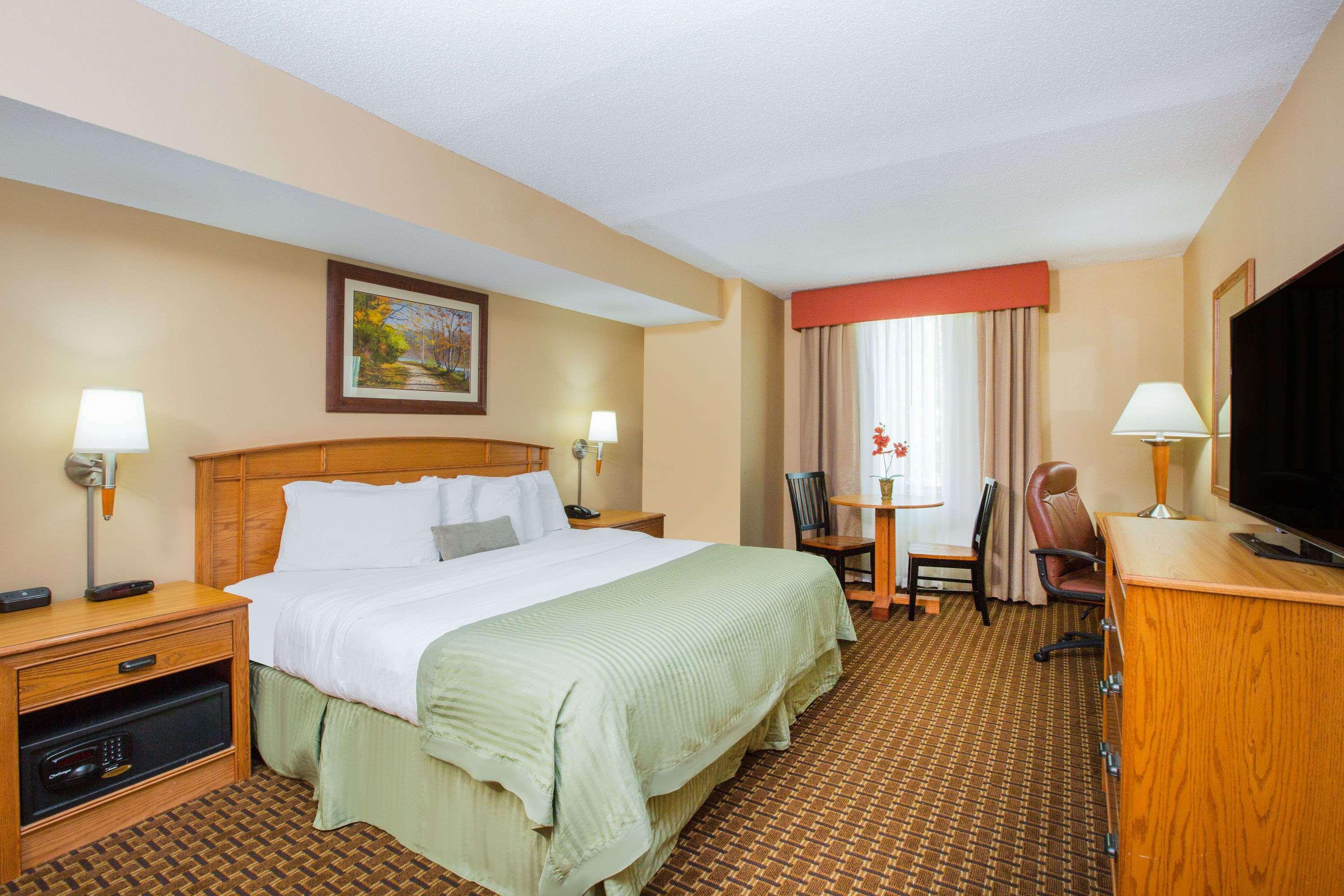 Ramada By Wyndham Des Moines Tropics Resort & Conference Ctr Urbandale Bagian luar foto
