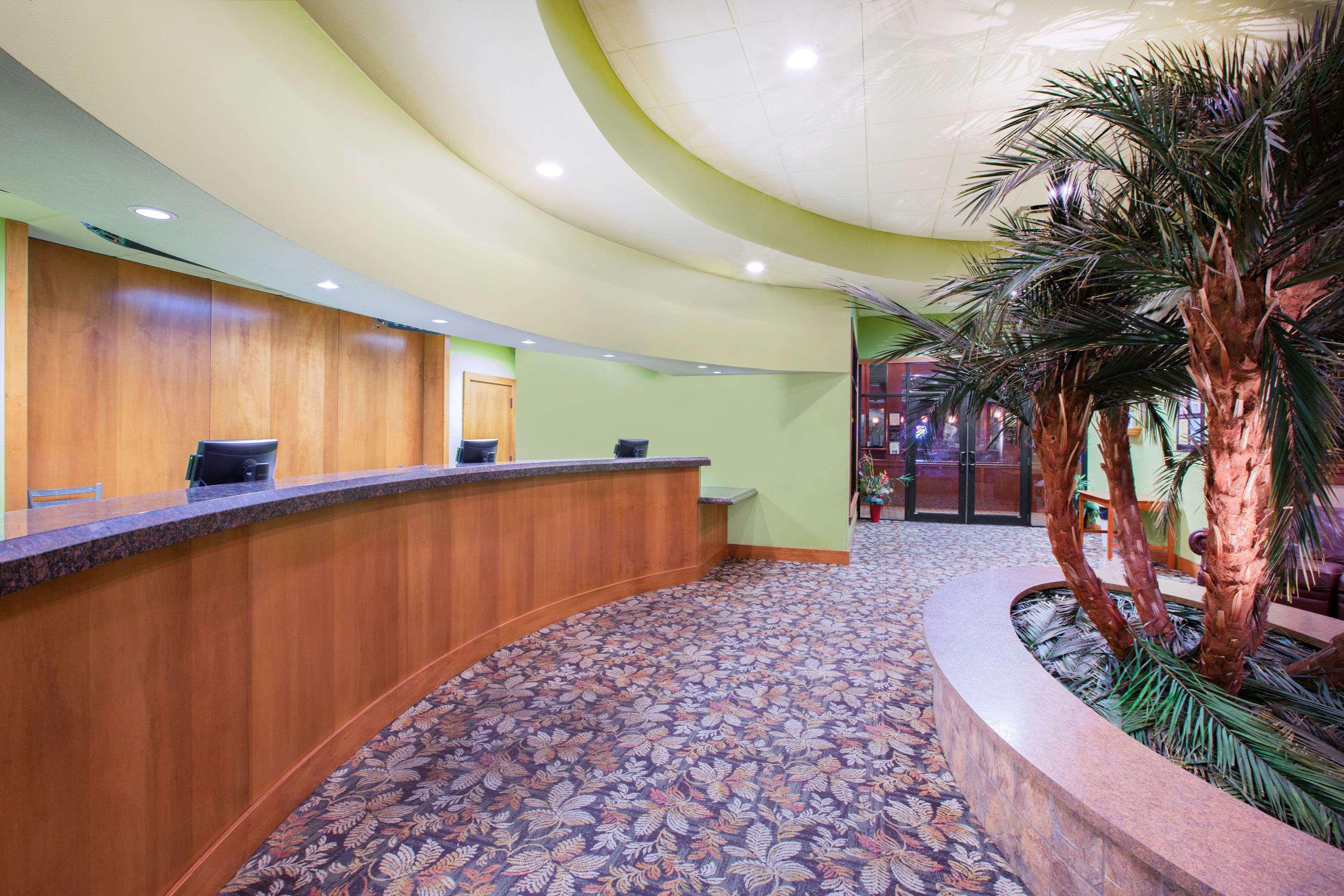 Ramada By Wyndham Des Moines Tropics Resort & Conference Ctr Urbandale Bagian luar foto