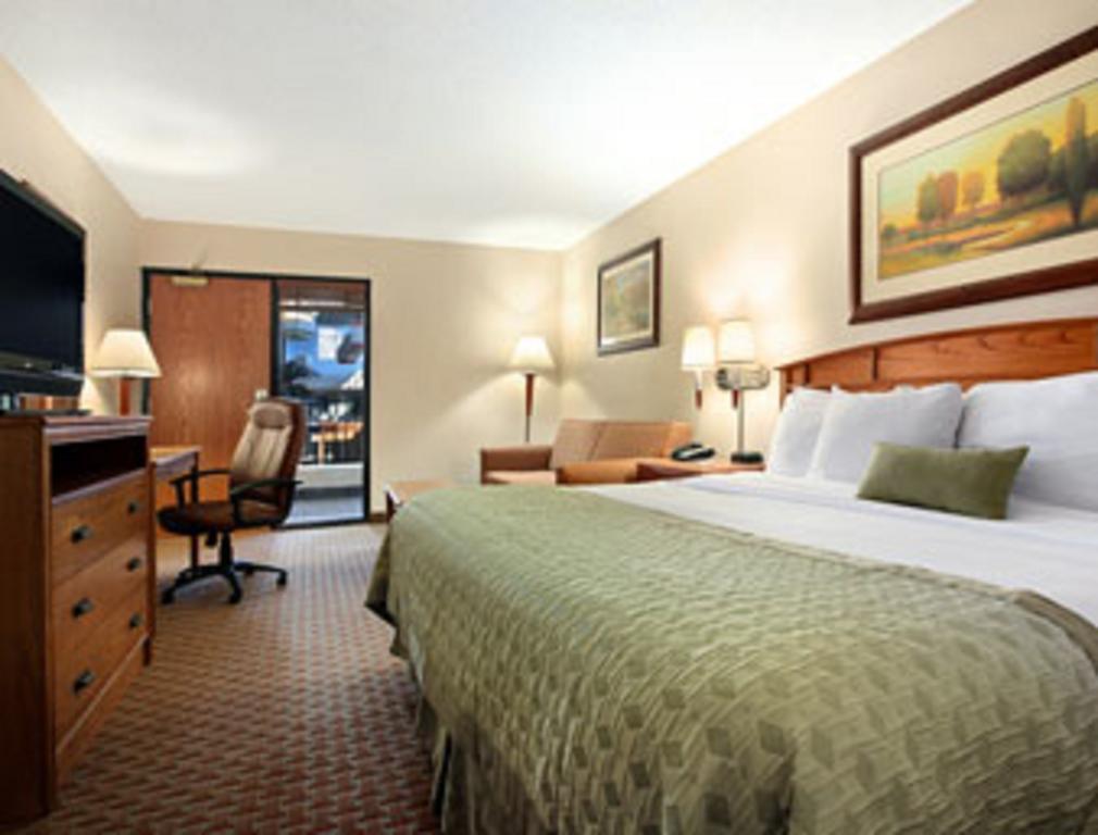 Ramada By Wyndham Des Moines Tropics Resort & Conference Ctr Urbandale Ruang foto